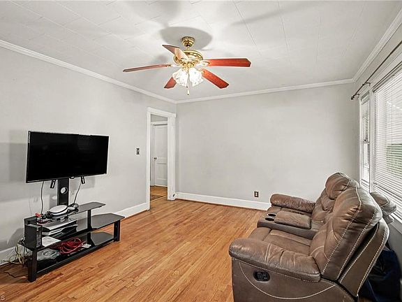 4th image of 2006 N Ashland Dr