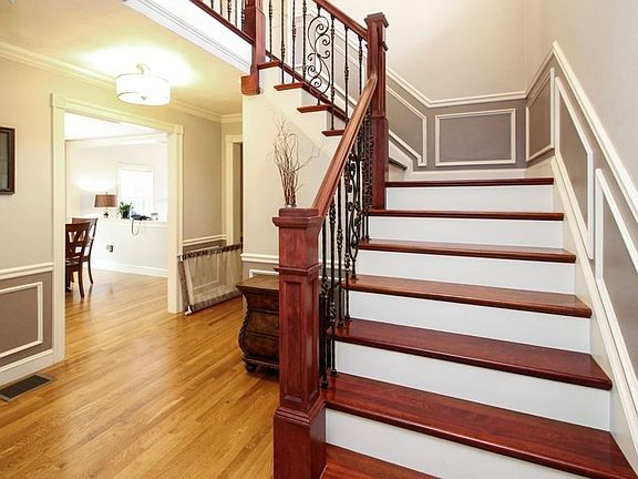 3rd image of 11 Olde Surrey Ln