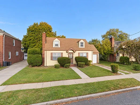 526 N 11th Street, New Hyde Park, NY 11040