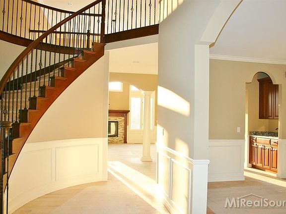 5th image of 61361 Admiral Dr