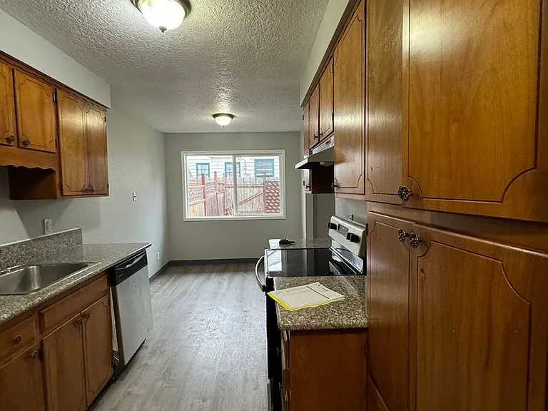 15220 SE Stark St #1-21 — Photo 35