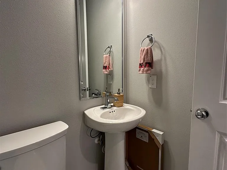 1274 N Post Oak Rd #B — Photo 22
