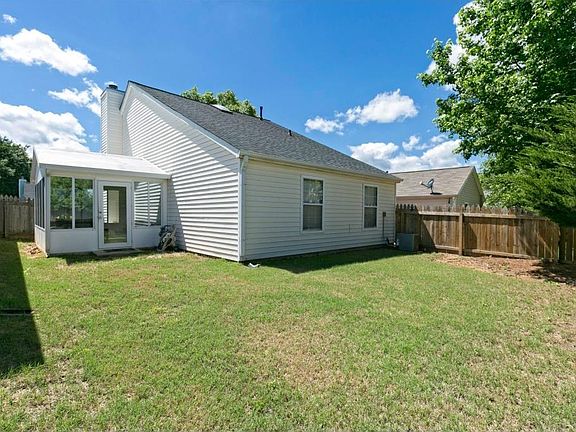 3rd image of 1324 Yorkshire Ln