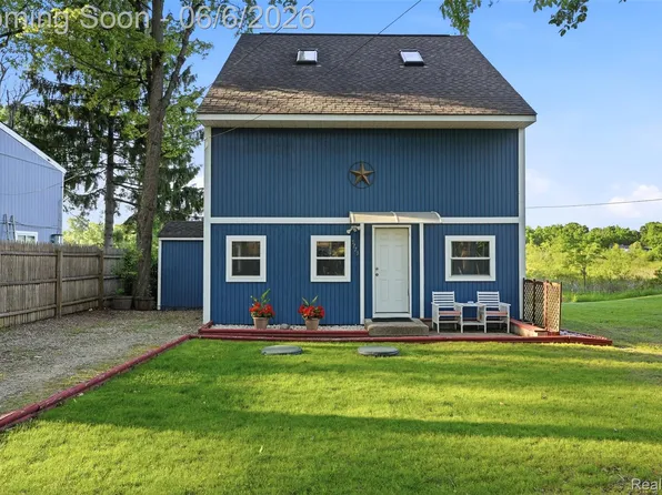 3773 Navarra Ave, White Lake, MI 48383