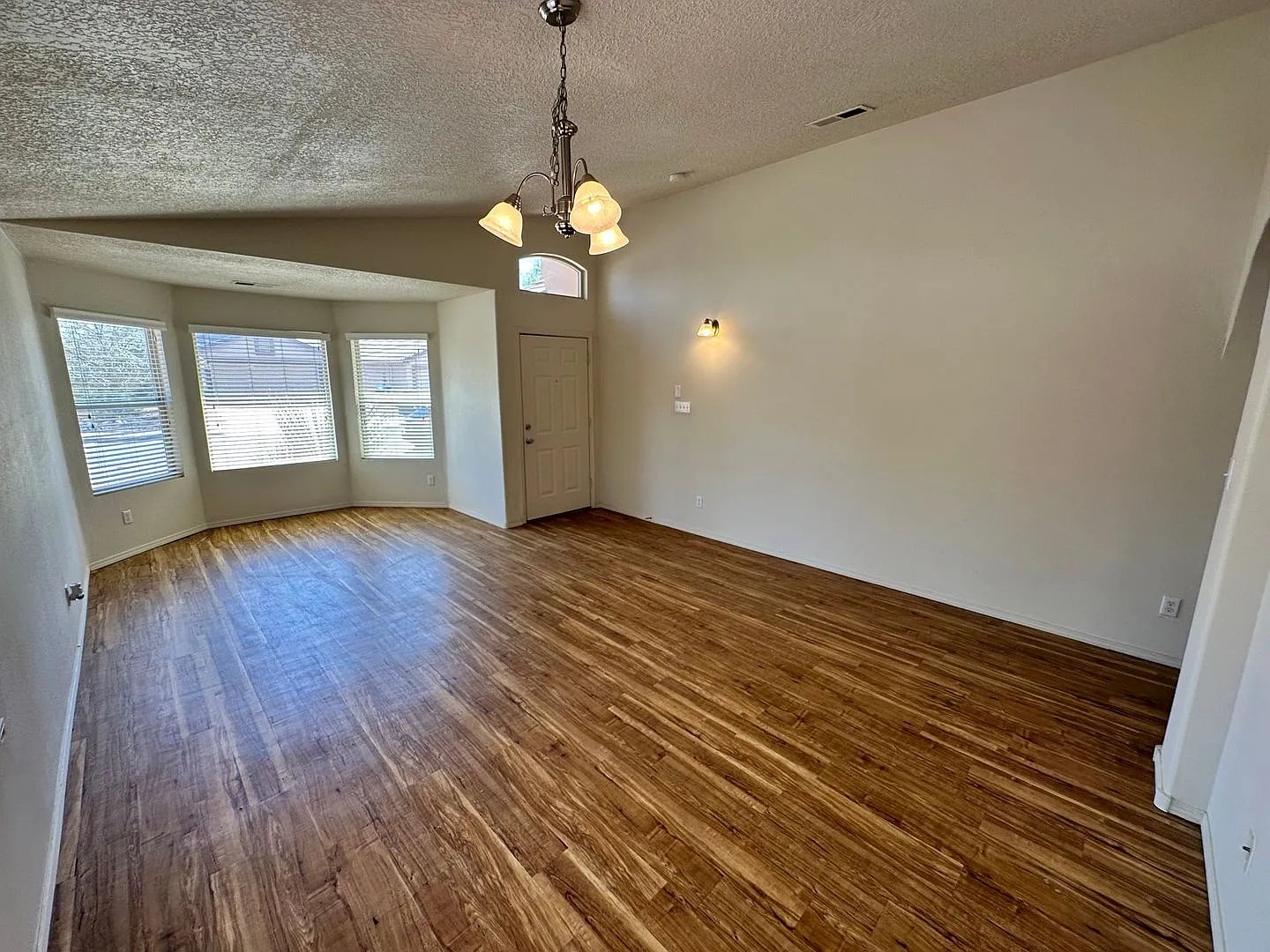 4 bed 2 bath home in Huning Ranch — Photo 4