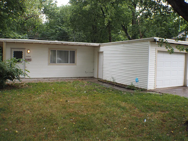 3135 E Glen Oaks Dr — Photo 1