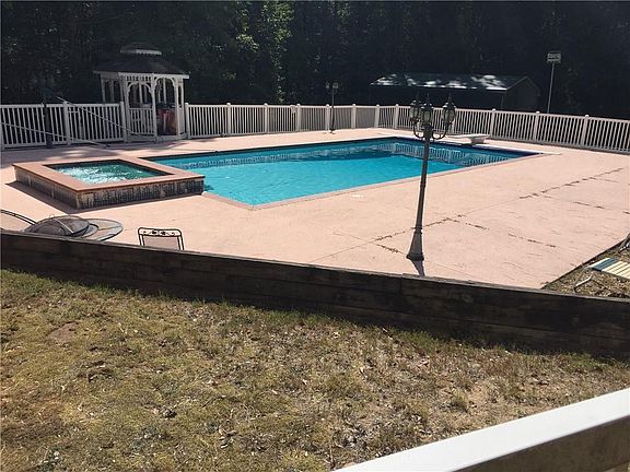 4th image of 85 Highlands Ln