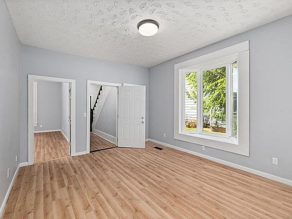 4th image of 131 Sturges Ave