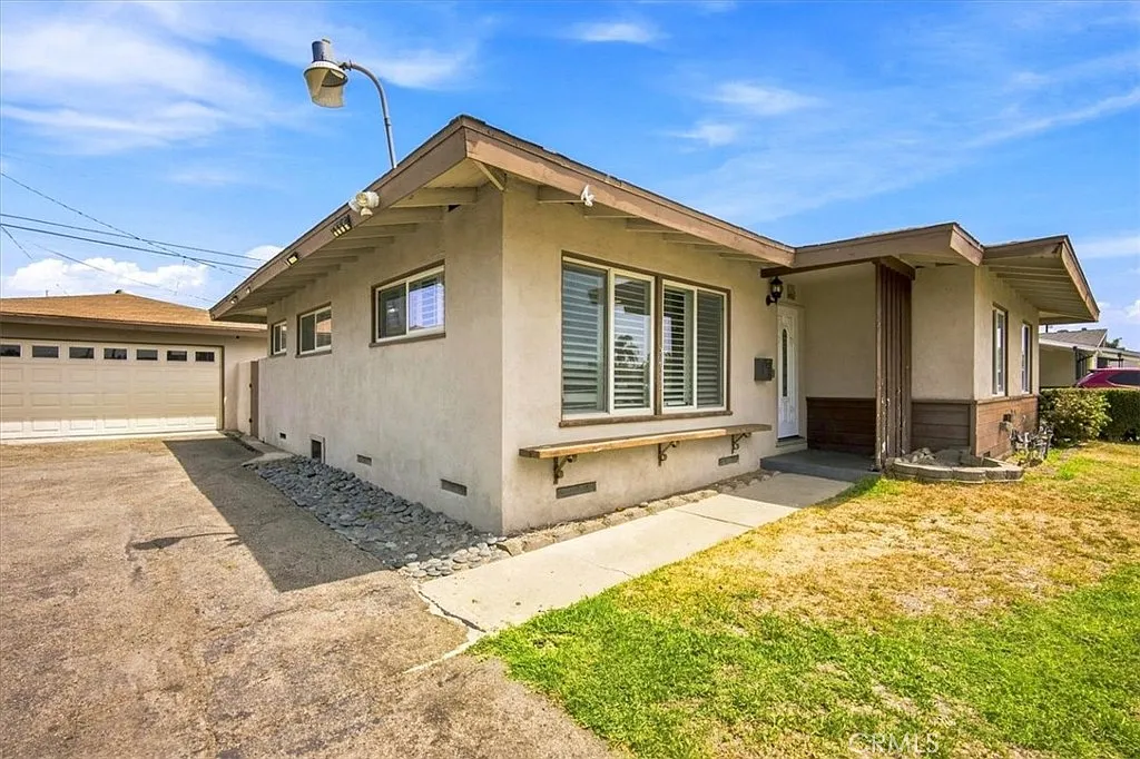 3 bed, 1.5 bath, 1476 sqft, $3,000 — Photo 3