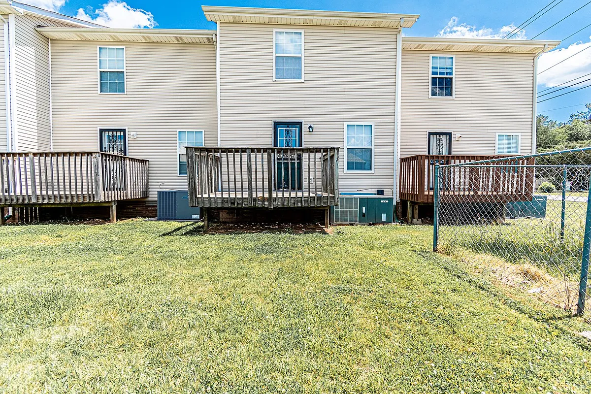 Building Photo - 203 Tree Line Dr