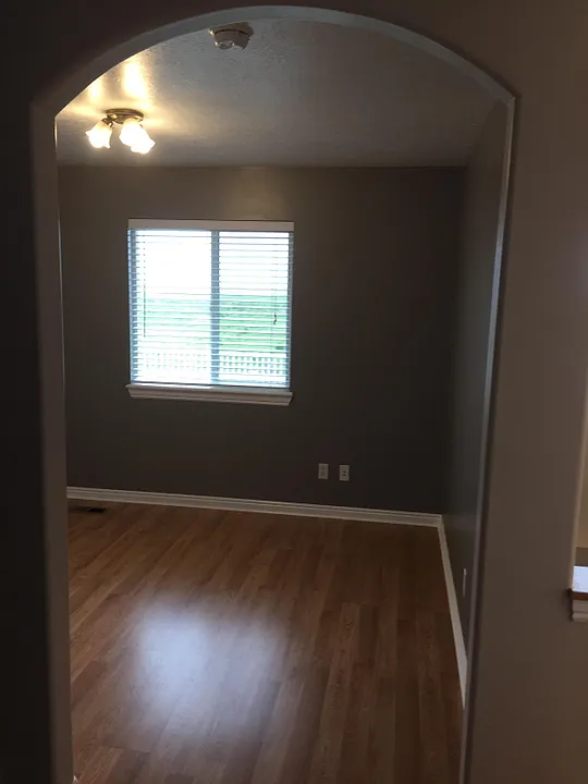5 bed, 2404 sqft, $2,400 — Photo 2