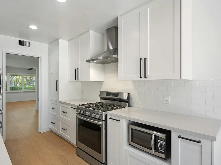 3409 Palos Verdes Dr N — Photo 8