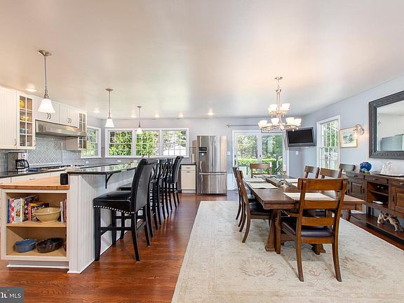 3rd image of 4 Thomas Pointe Dr