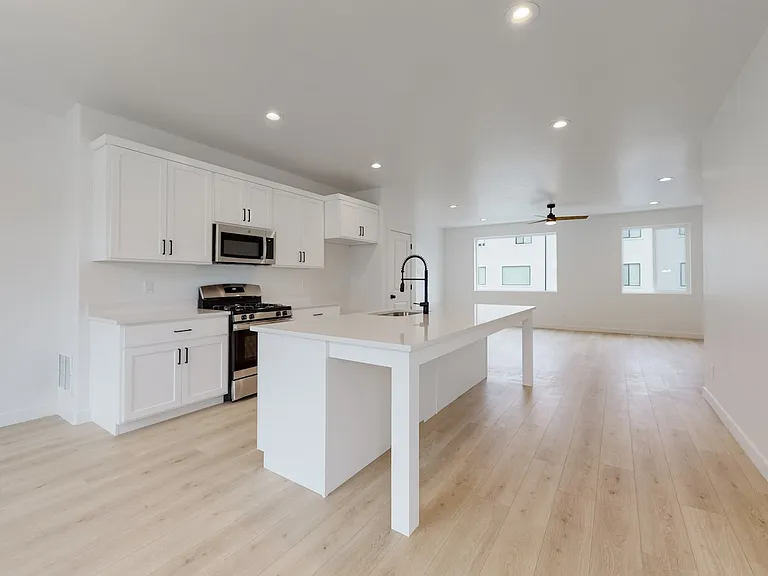 546 S 1040 W — Photo 6