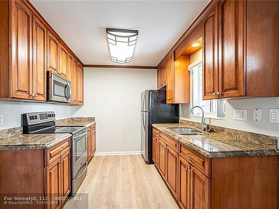 5th image of 703 NE 22nd Dr