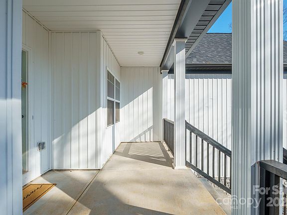 3rd image of 915 Brookwood Ct