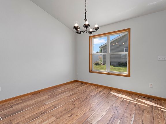5th image of 1021 E Lasalle Dr