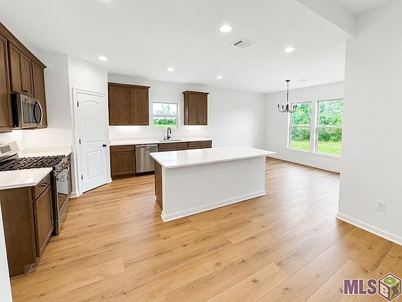 5th image of 39908 Axis Ave