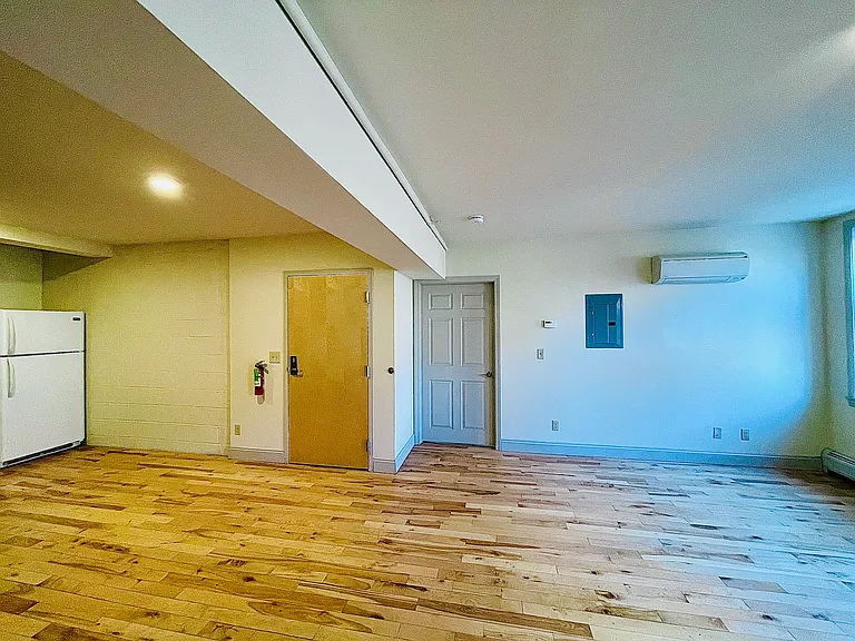 191 College St #303 — Photo 17
