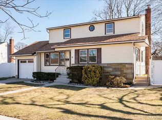 16 Seneca Dr, Massapequa, NY 11758