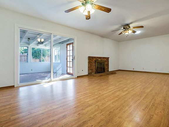 3rd image of 306 Dunsmuir Ave