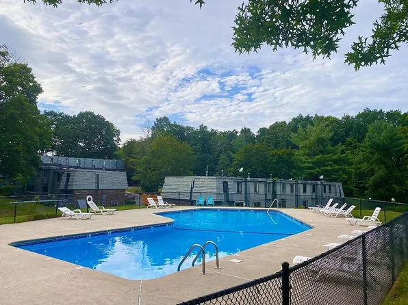 160 Trolley Crossing Ln, Middletown, CT 06457