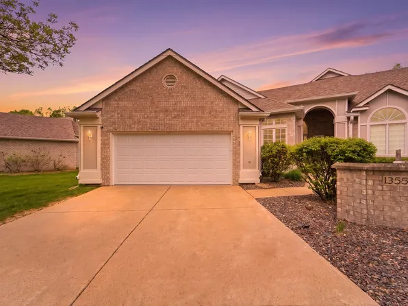 13556 Village Ct, Clive, IA 50325