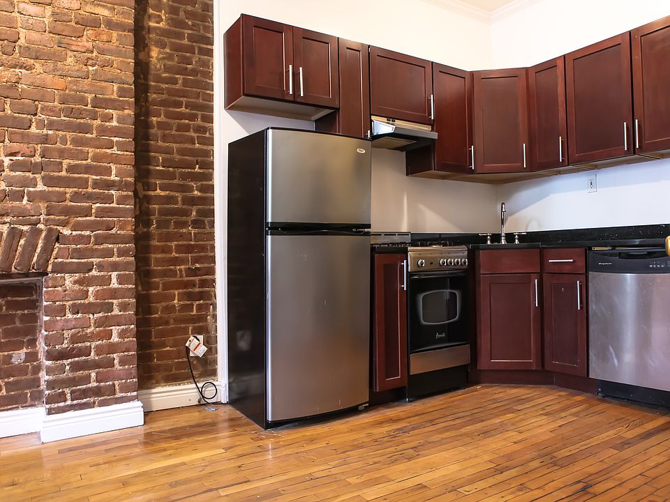 2nd image of 262 Saint James Pl APT 1B
