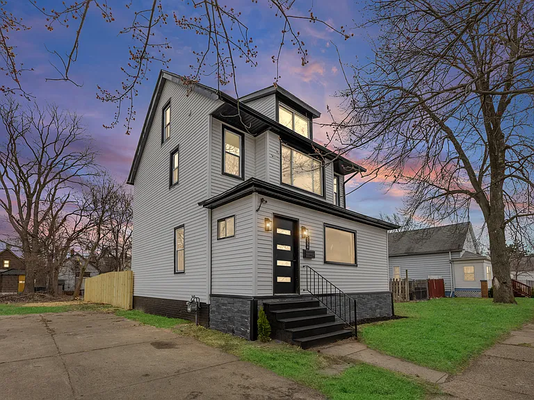 2554 Parker St — Photo 3