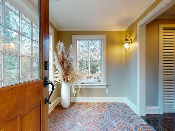 5th image of 541 Hoyt St