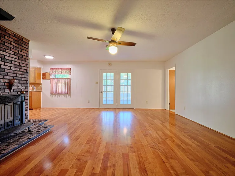 1018 Shawnee St — Photo 8