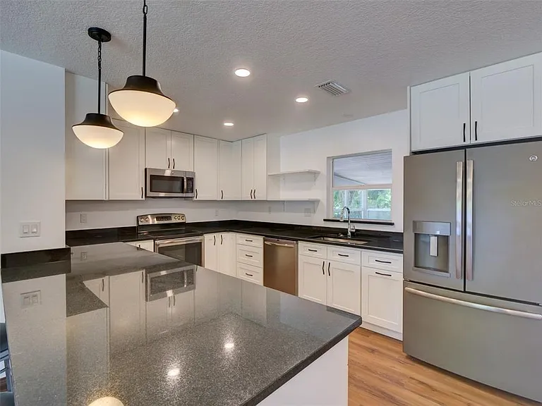305 Sunset Dr — Photo 2
