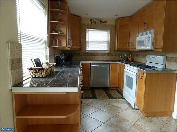 3rd image of 749 E Birchtree Ln
