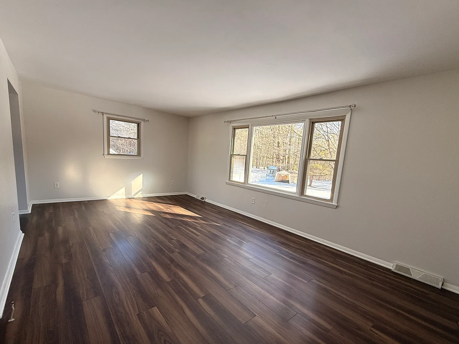 3 bed, 1100 sqft, $2,200 — Photo 3