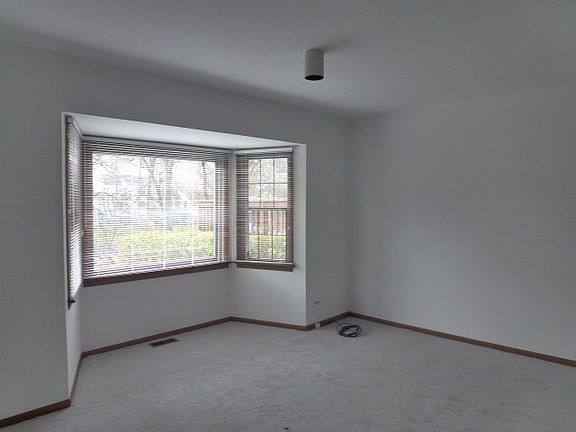5th image of 23W389 Green Trails Dr