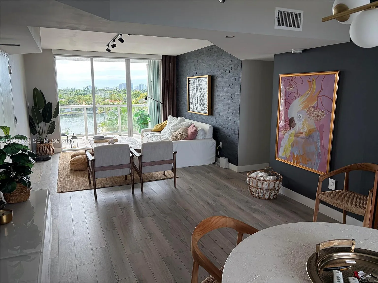 The Grandview Condo — Photo 2