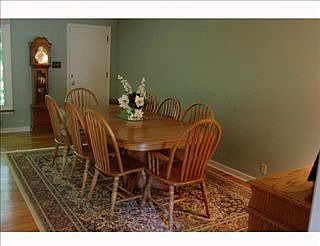 4th image of 3460 Macarthur Dr