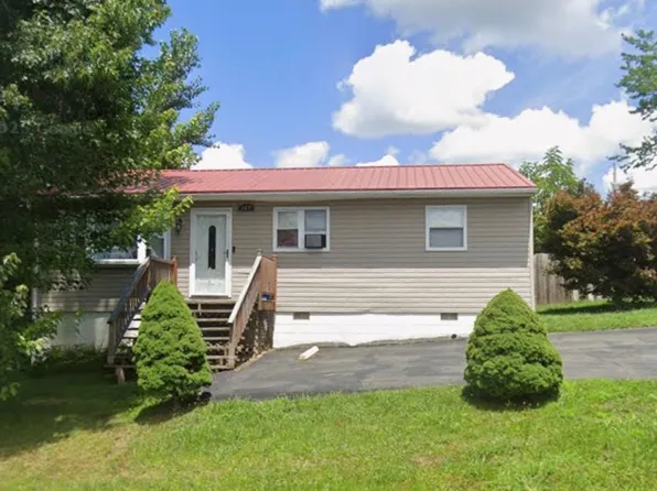 143 Oakhurst Dr, Mac Arthur, WV 25873