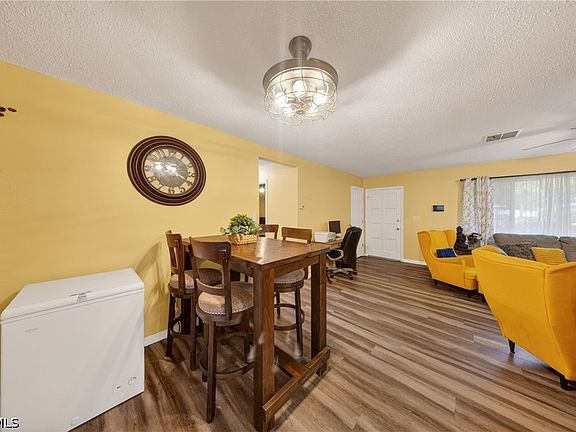 5th image of 208 Redcliff Ave