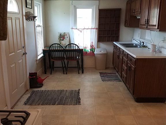 3rd image of 407 Oak St