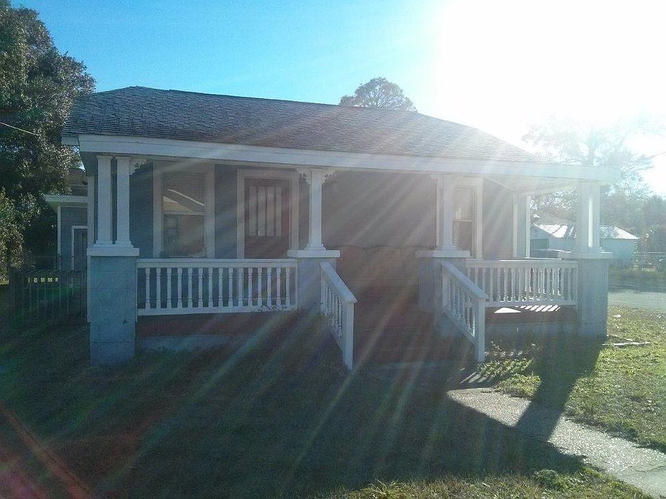 1st image of 915 W Government St