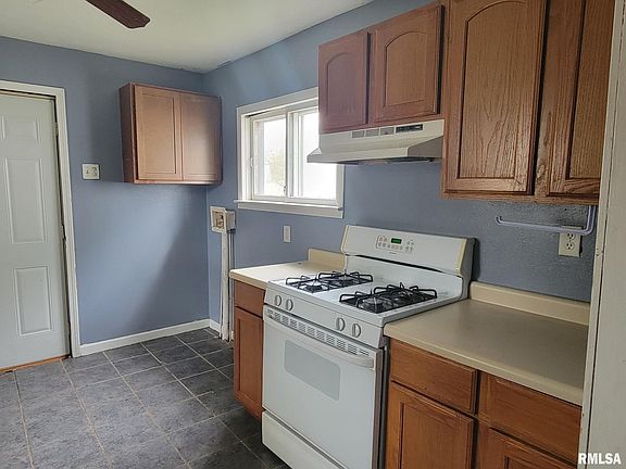 4th image of 1110 Burlington St