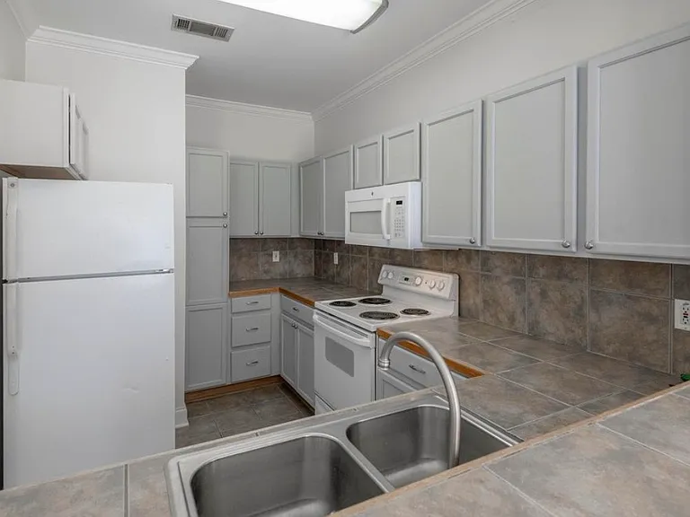 4625 Burbank Dr #206 — Photo 5