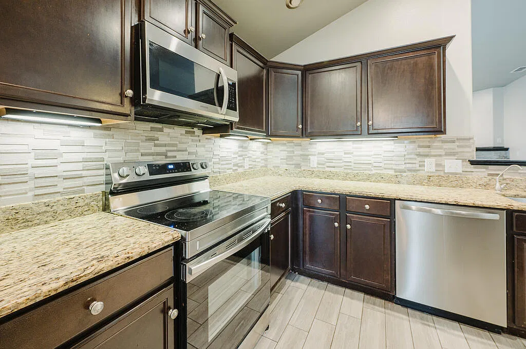 3 bed, 2.0 bath, 1583 sqft, $2,400 — Photo 4