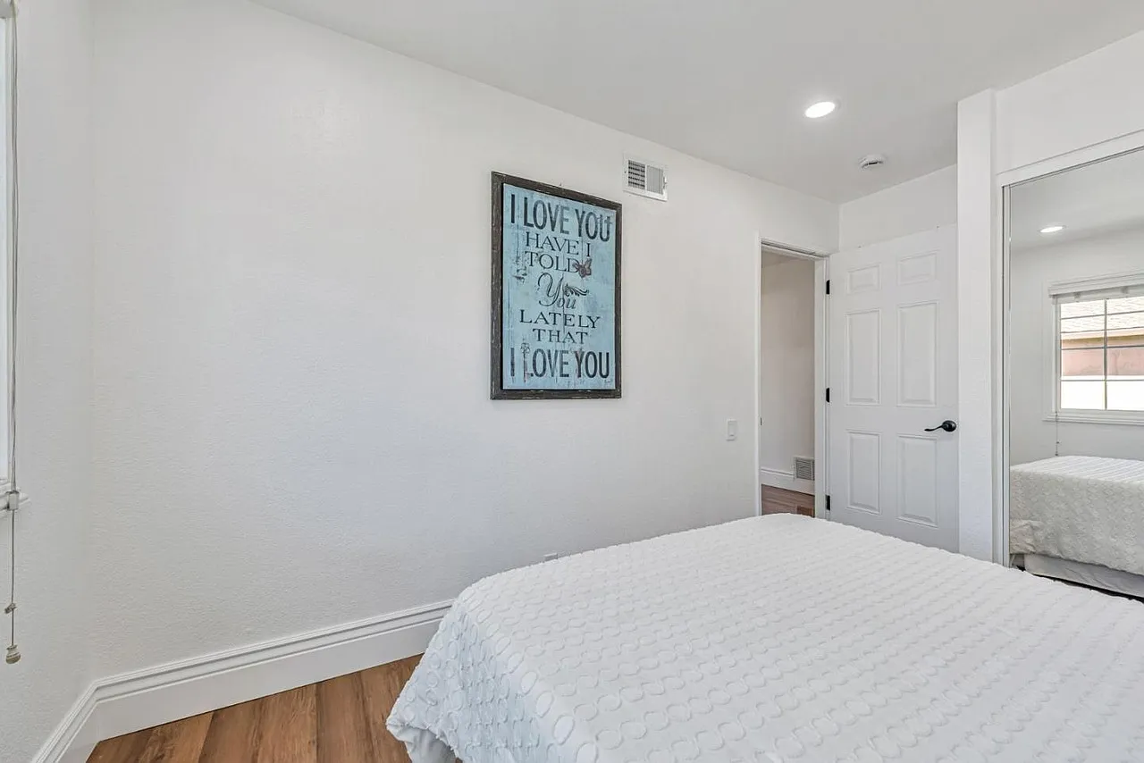 3 bed, 1301 sqft, $4,300 — Photo 2