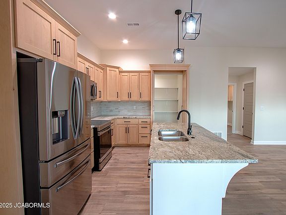5th image of 225 Rosewood Ct