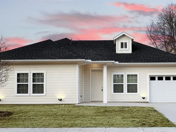 810 S 4th St, Bonham, TX 75418