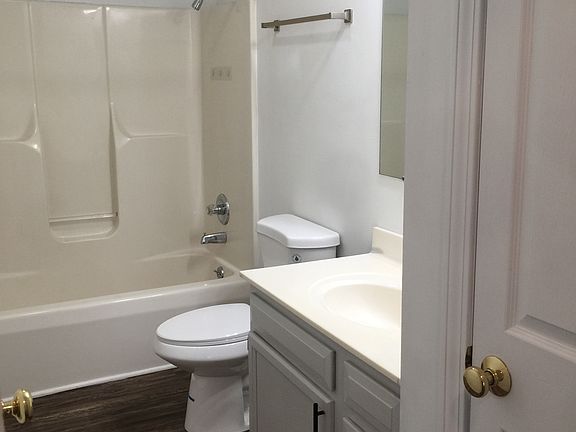 3rd image of 123 Lois Ln APT 2