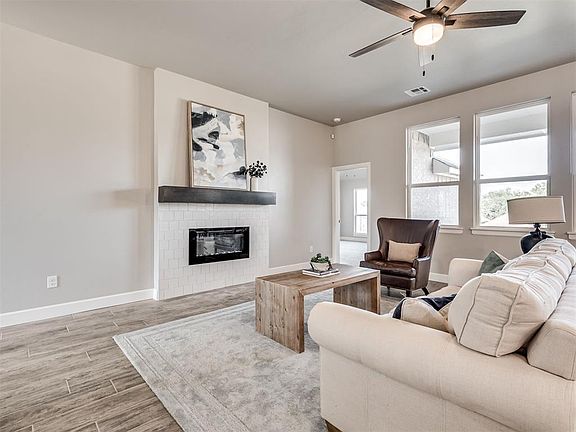 5th image of 2305 Creekview Trl