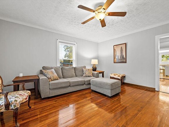 4th image of 504 Blue Ridge St